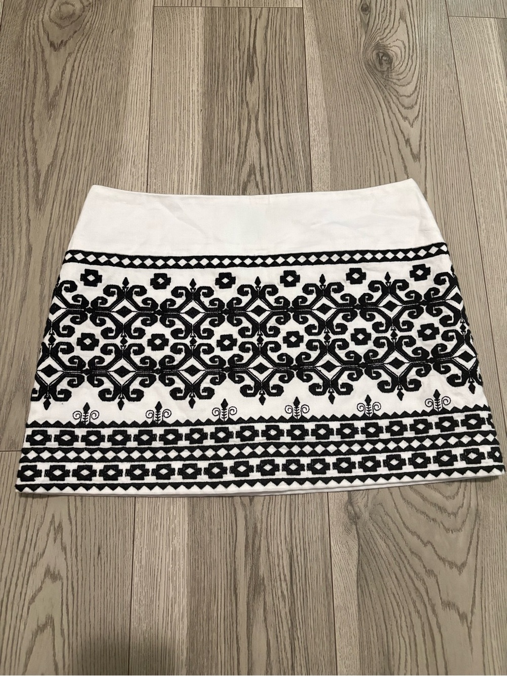 TIBI White with Black Embroidery Mini Skirt Size 0